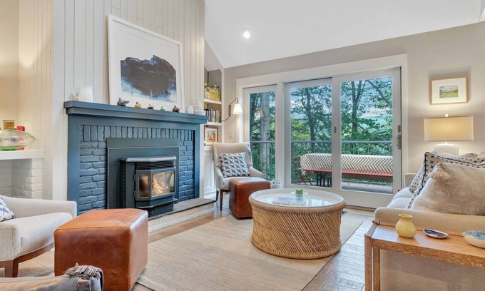 West Hartford Condo | Hot Tub, Sauna, Comm. Pool, Club - Deere Run 6A