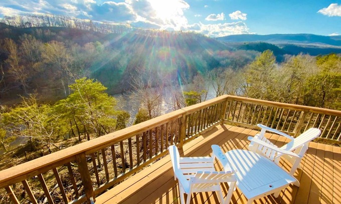 Great Cacapon House | House ∙ 5 bedrooms ∙ 11 guests