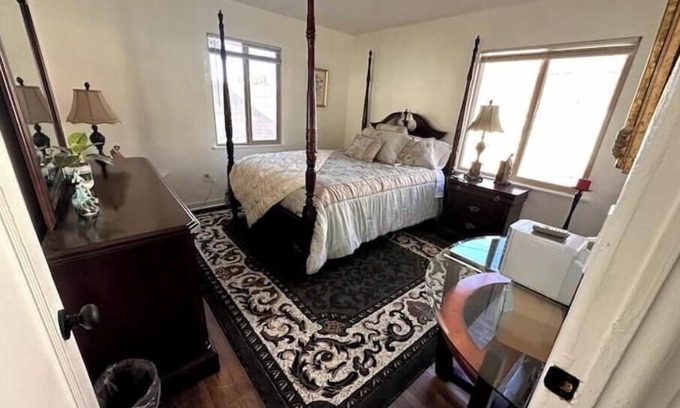 El Prado House | Luxe Nest - Bright & Cozy 1BR in University District, Walk Everywhere!
