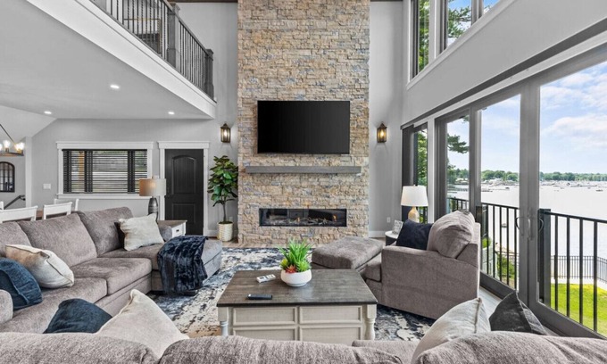 Colchester Villa | Luxury Lakefront 4BR w/Beach