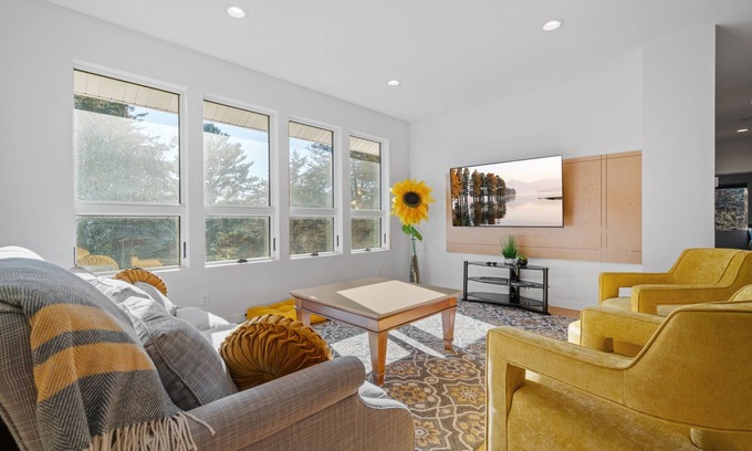Lakeland House | MINNeSTAY* The Happy Home | Ski |