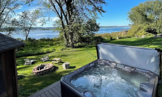 Stoddard House | Mississippi River Home/HOT TUB/Sleeps 8