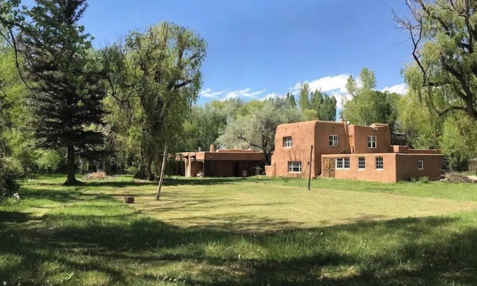 Taos House | Monthly vacation spot - walk to plaza, ski at TSV