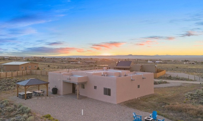 Taos House | New Build! - Relax to the most Expansive sunsets east of the Rio Grande.