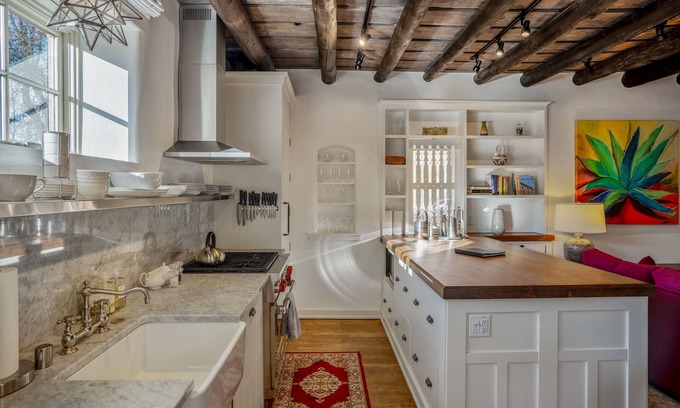 Historic Eastside House | New Listing! Historic Casita, Walk to Canyon Rd and Plaza, Private Fenced Garden