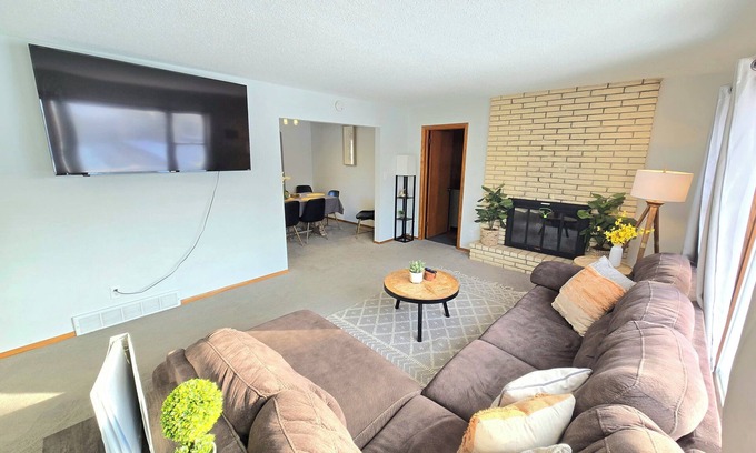 St. Paul House | New Sauna! St Paul, Mall of America, Spacious, Pool Table, Foosball Table