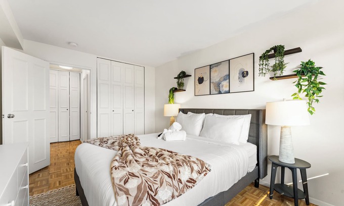 North Brookline Apartment | Nice 2bd/1.5ba Next to BU 1983
