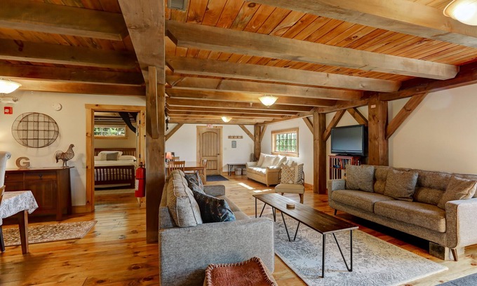 Fairfax Bed & Breakfast | Perfectly Vermont bed and breakfast w/ en suite bath- Hazelnut Room
