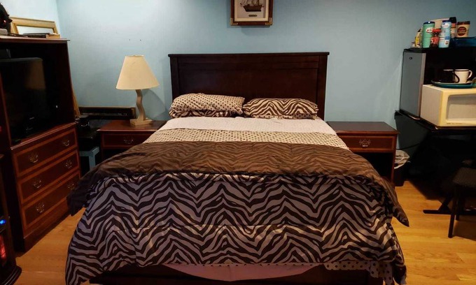 Brooklyn Center Resort | Private room ∙ 1 guest