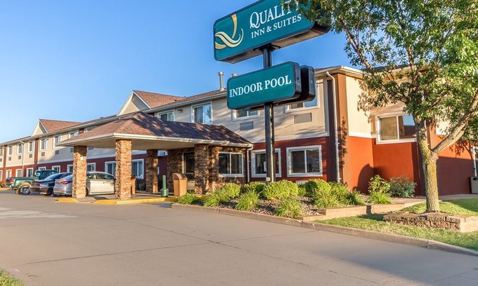 Eau Claire Hotel | Quality Inn & Suites