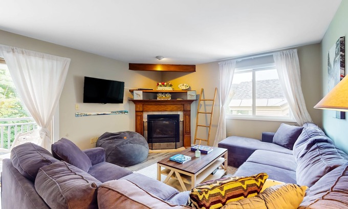Jeffersonville Condo | Ski-in/ski-out third-floor condo with lift views, pools, fireplace, and balcony