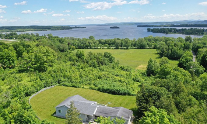 South Hero House | SPECTACULARLY SCENIC ISLAND ESTATE WITH HOTEL AMENITIES