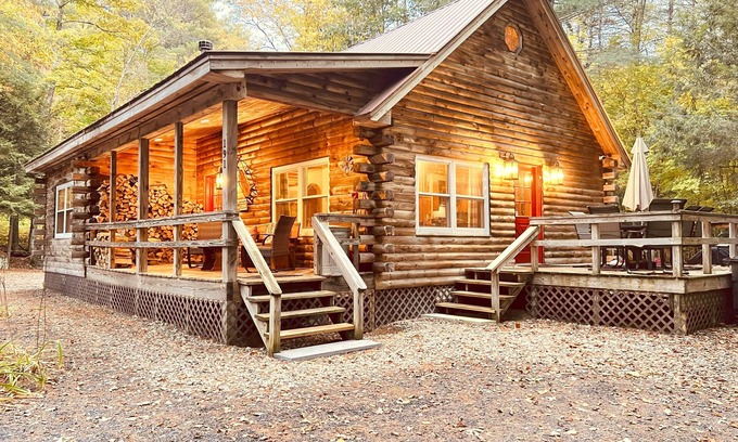 North Creek Cabin | Superb Nature Lodge 5 Minutes to Gore Mountain with Hot Tub, Firepit & Fireplace