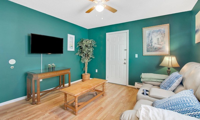 Hartford Apartment | The Gem! nCozy 1-bedroom with AC and WiFi in charming Hartford with office space