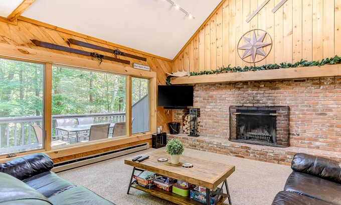 Intervale House | Updated Woodland Pines townhome w/river access, shared pool, free WiFi, deck