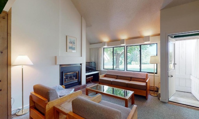 Stowe Area Hotel | Village Green 1B