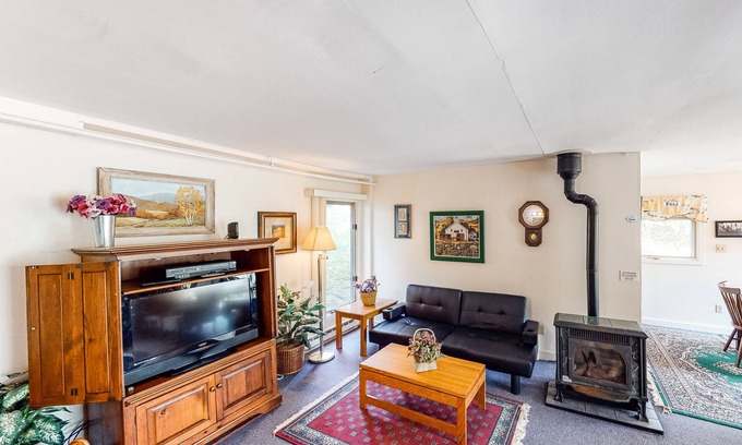 Stowe Area Condo | Walkable in-town condo w/deck & shared pool, hot tub & tennis - near skiing