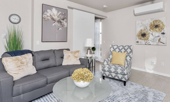 Kingfield Apartment | Work From Heređ¸Fast WiFiđ¸Keurig+Coffeeđ¸55" Roku TV