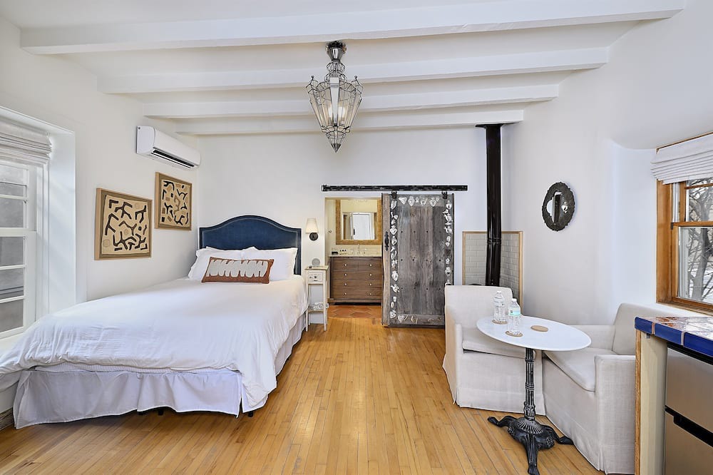 Historic Eastside Bed & Breakfast | Dos Hermanas Casita 8 | Cozy Downtown | Studio