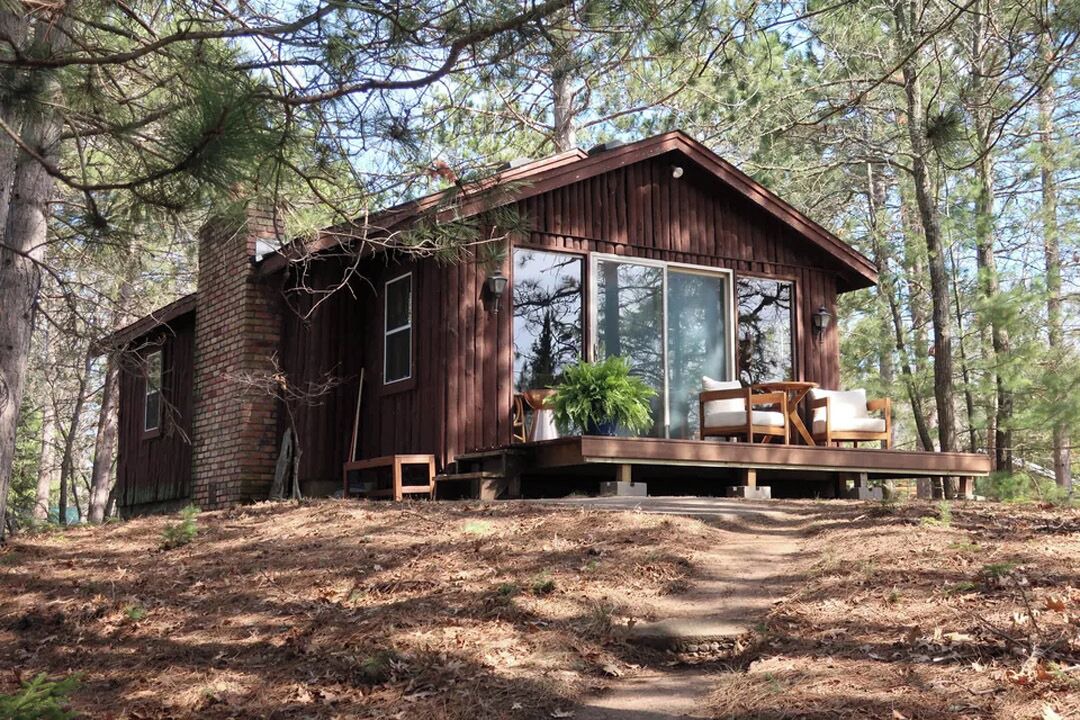 Markville Cabin | Tranquil Cabin Retreat in Serene Danbury – Modern Comforts Amidst Nature’s Charm