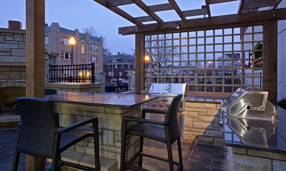 Kutzky Park House | Enjoy our Spacious Suites with Fully Equipped Kitchen and a Free Hot Breakfast!