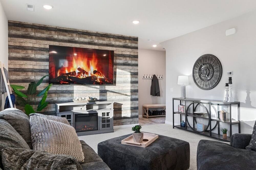 Blaine House | MARMON RETREAT w/private hot tub & theater