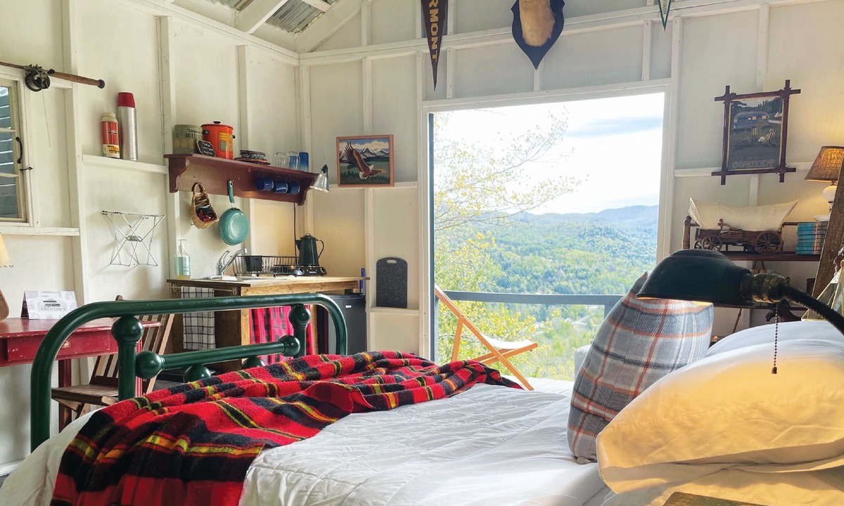 Stockbridge Cabin | 1950s "Retro" Cabin in Vermont w/Breathtaking Views!