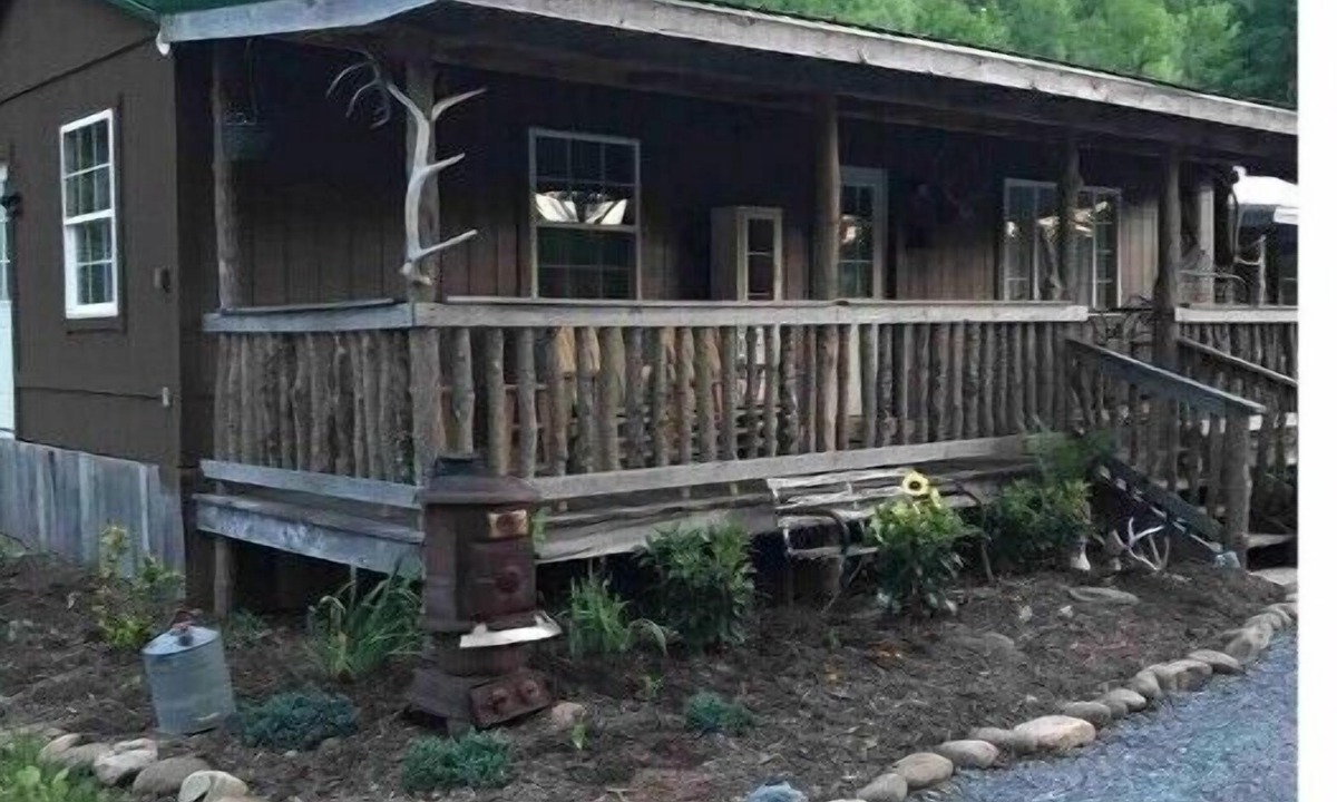 Elkins Cabin | Pioneer cabin in Bowden, Canaan Valley sleeps 8