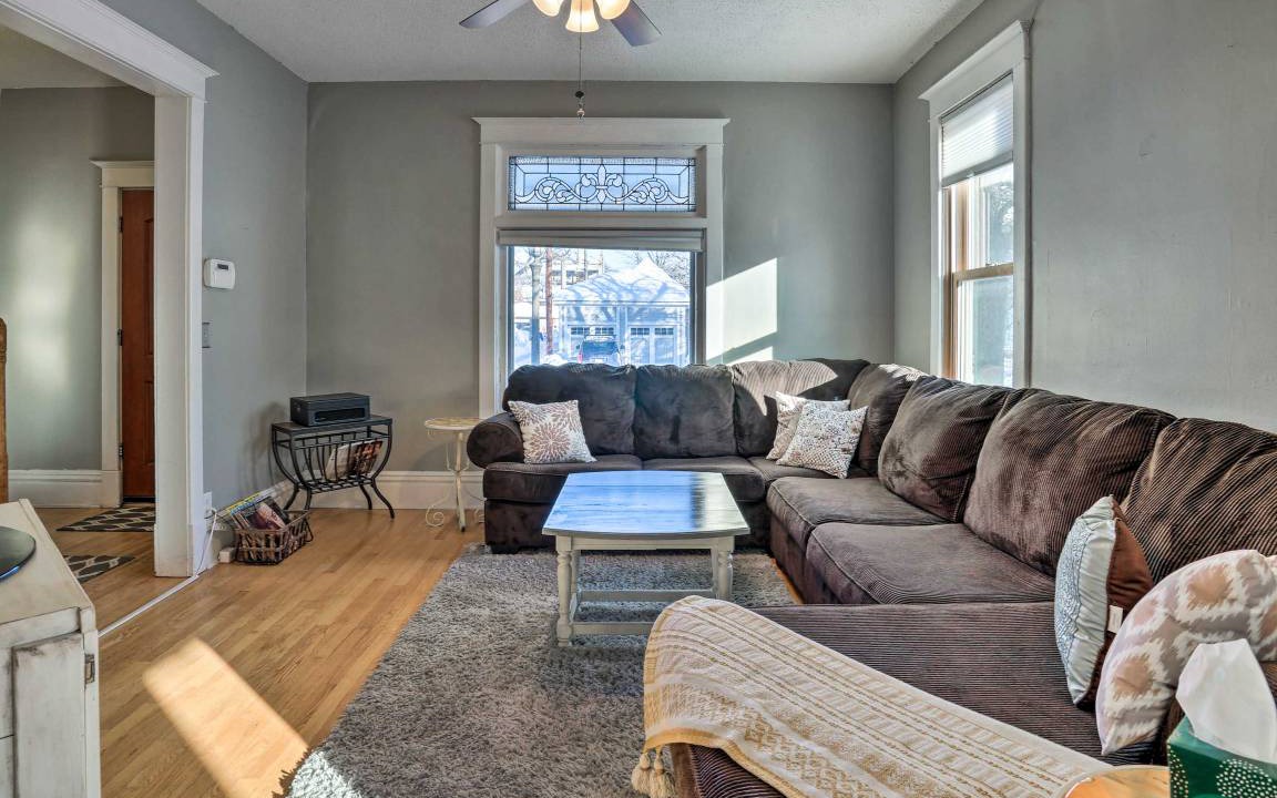 Photo of Livingroom in Summit - University