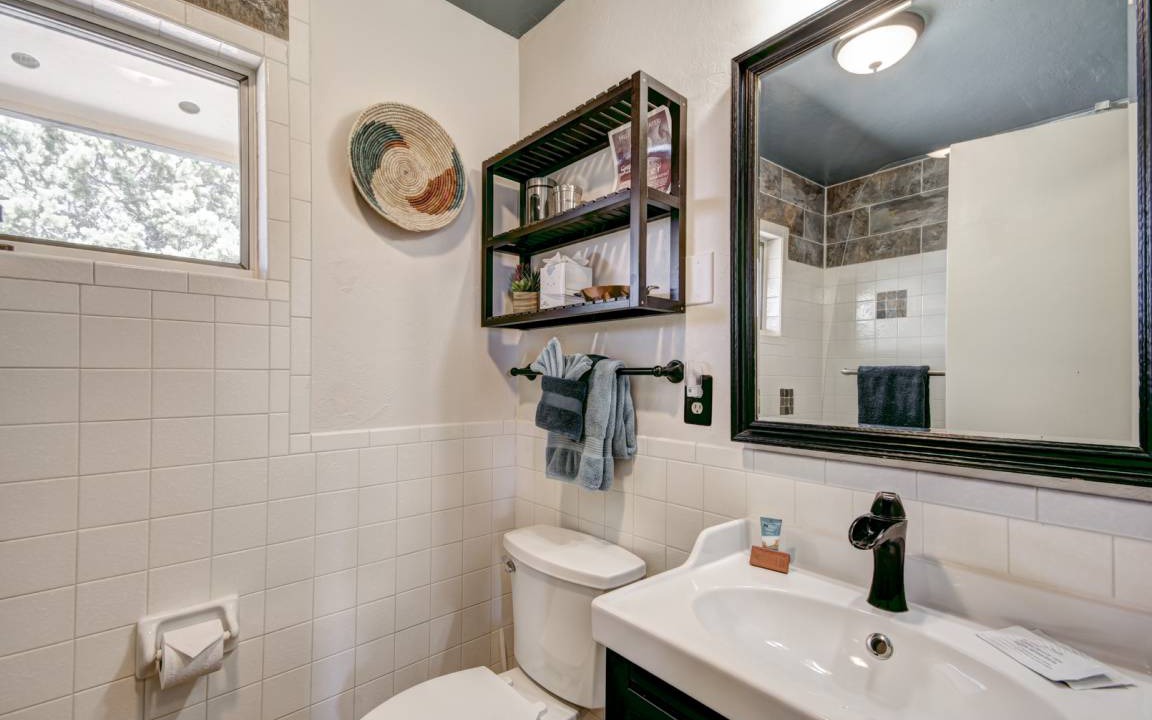 Photo of Bathroom in Canoncito