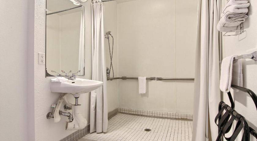 Photo of Bathroom in Raton
