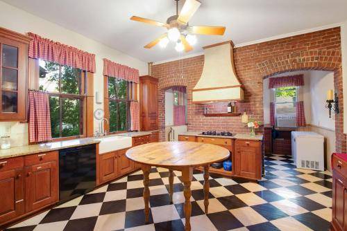 Photo of Kitchen in Summit - University