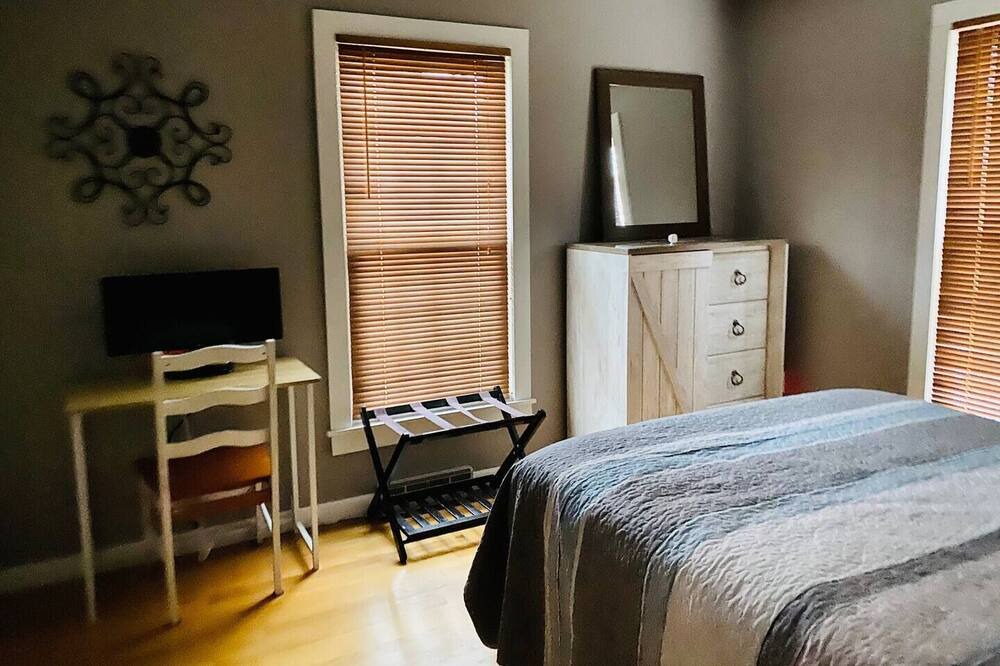 Photo of Bedroom in Lee