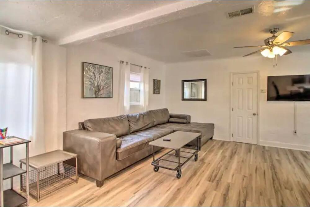 Photo of Livingroom in Raynolds Addition