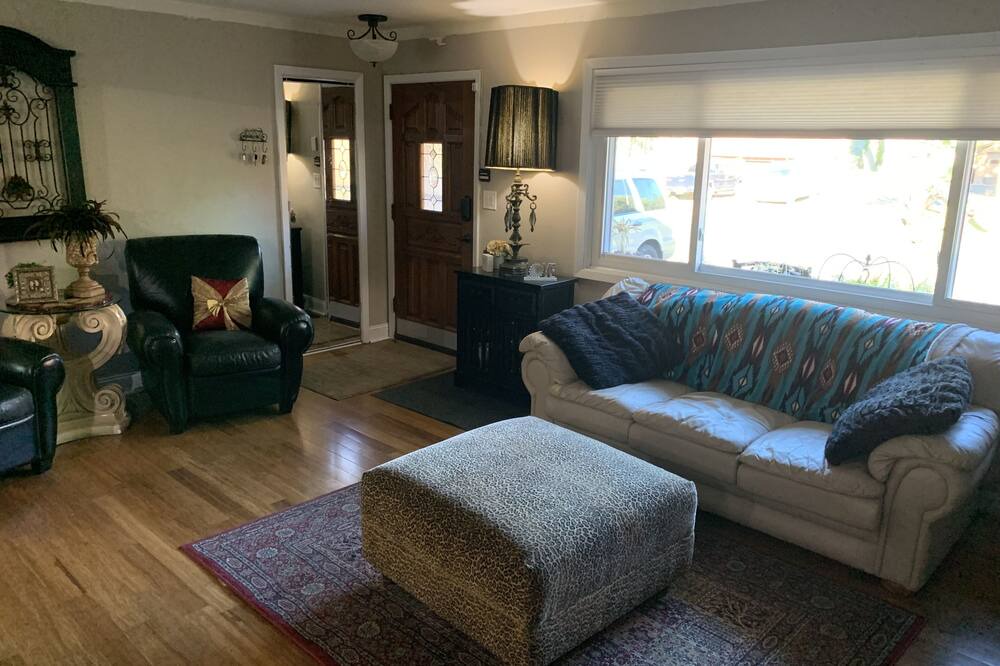 Photo of Livingroom in Maplewood