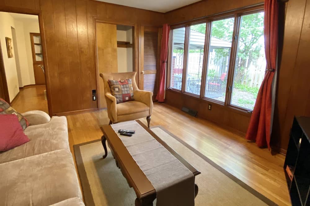 Photo of Livingroom in Cleveland