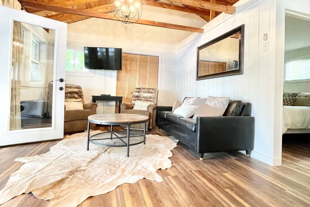 Photo of Livingroom in Hillsboro
