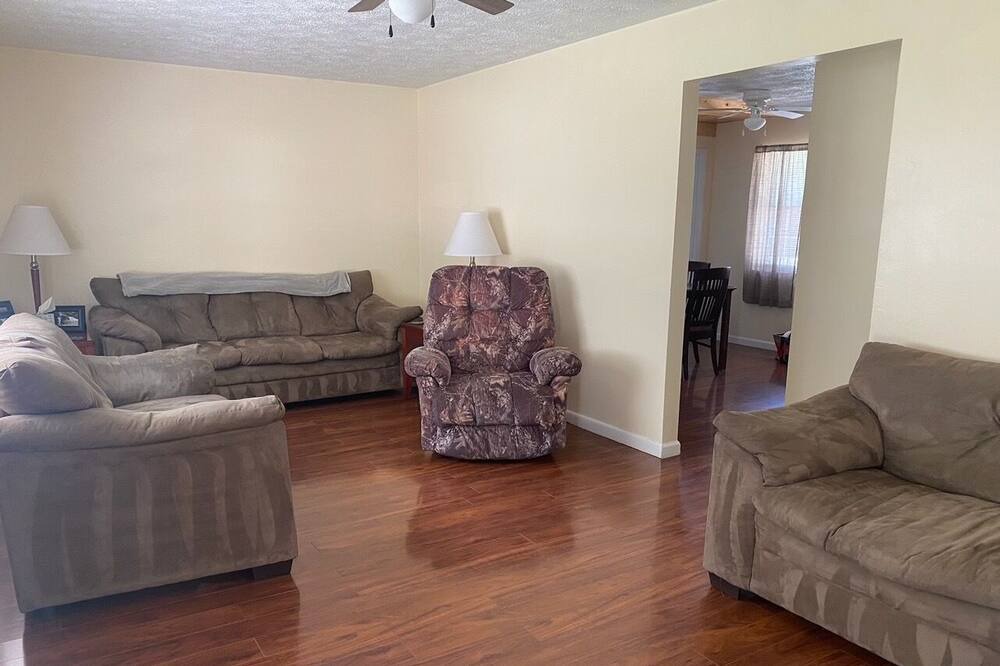 Photo of Livingroom in Newtown