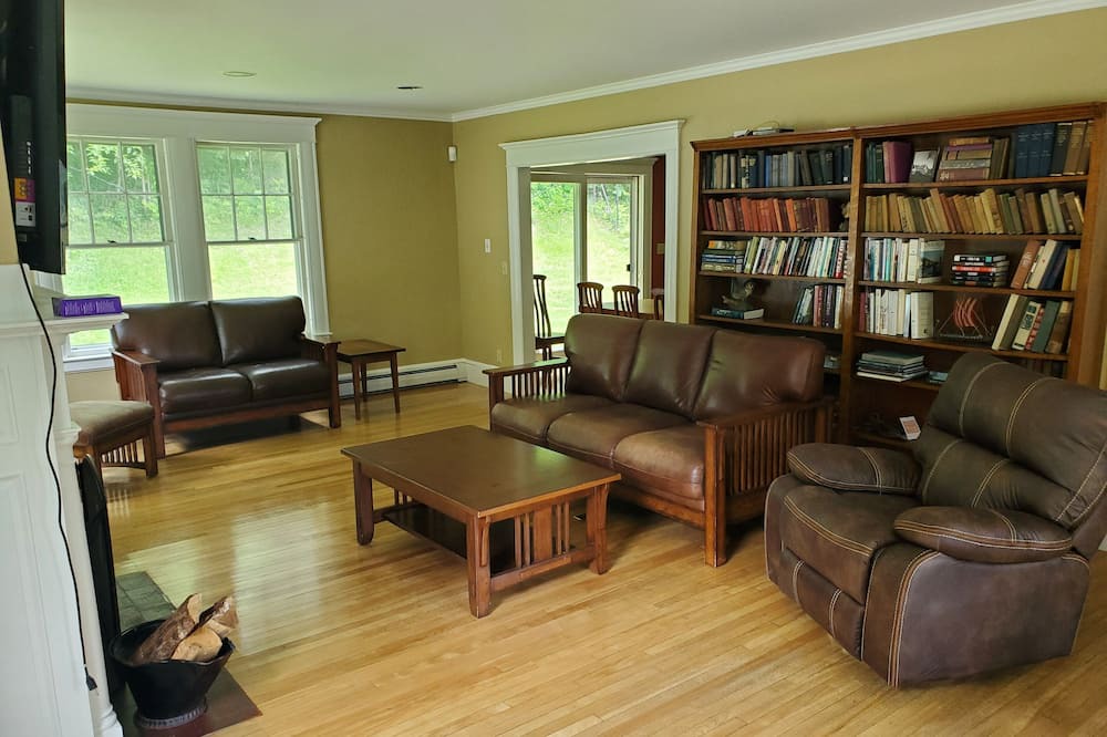 Photo of Livingroom in Lyndon Center