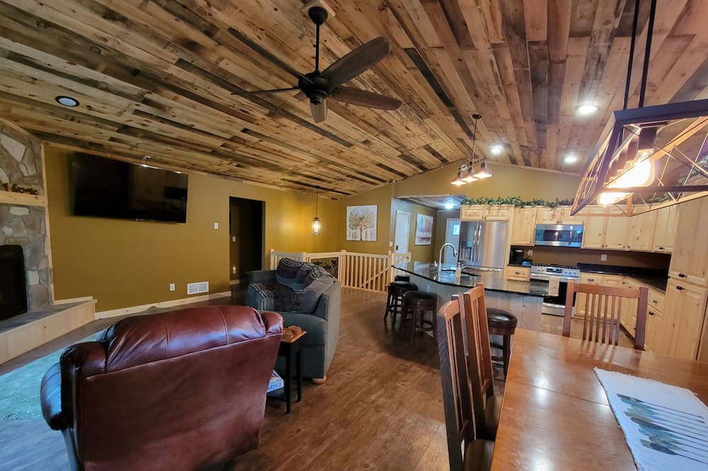 Photo of Bedroom in Chief Lake