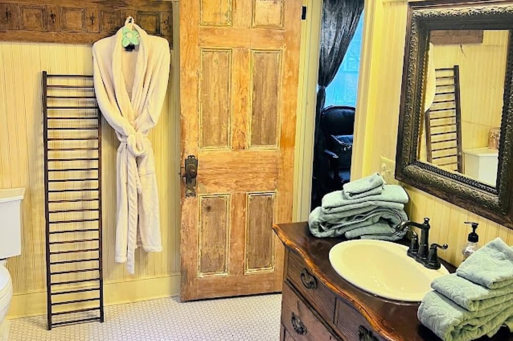 Photo of Bathroom in Franklin Springs