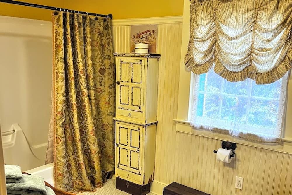 Photo of Bathroom in Franklin Springs