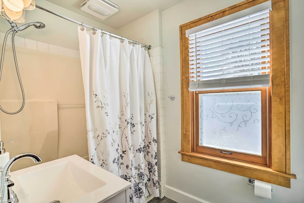 Photo of Bathroom in Morris Park