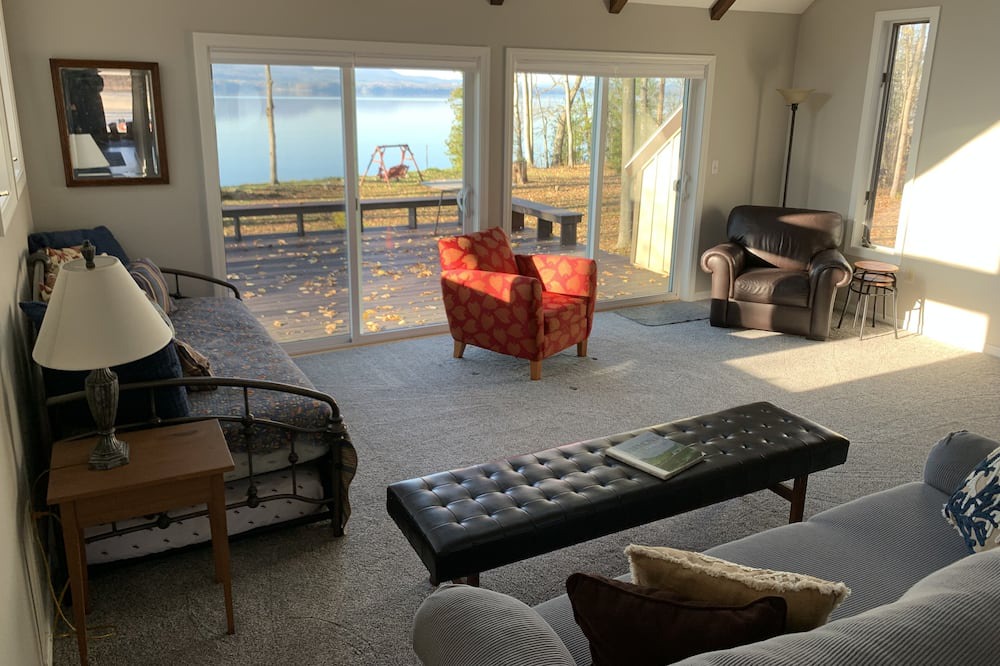 Photo of Livingroom in West Addison