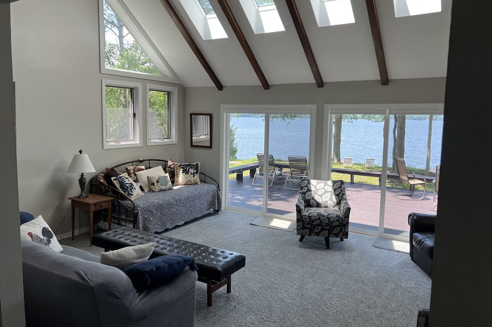 Photo of Livingroom in West Addison