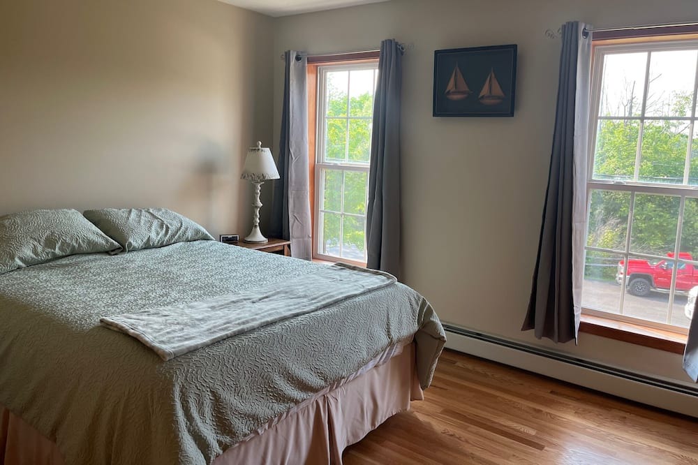 Photo of Bedroom in Castleton-on-Hudson