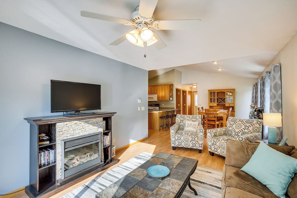 Photo of Livingroom in Madison Lake