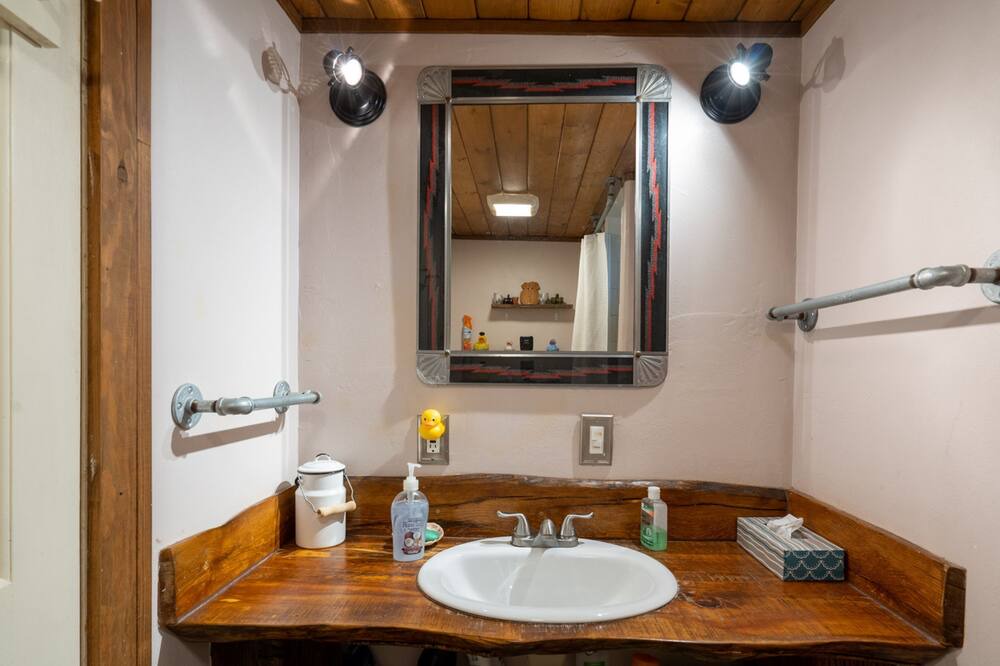 Photo of Bathroom in Canoncito