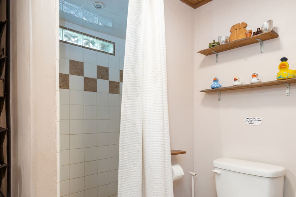 Photo of Bathroom in Canoncito