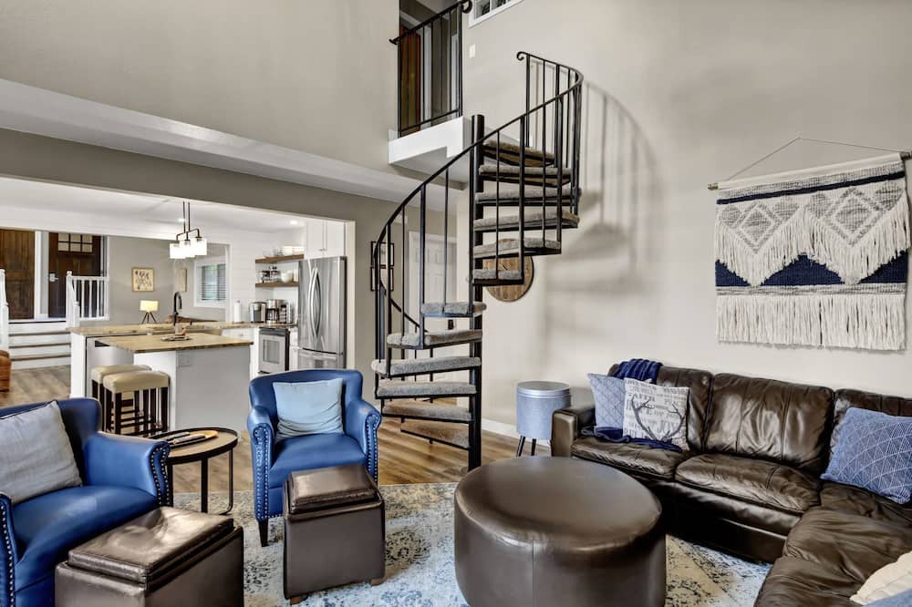 Photo of Livingroom in Avon
